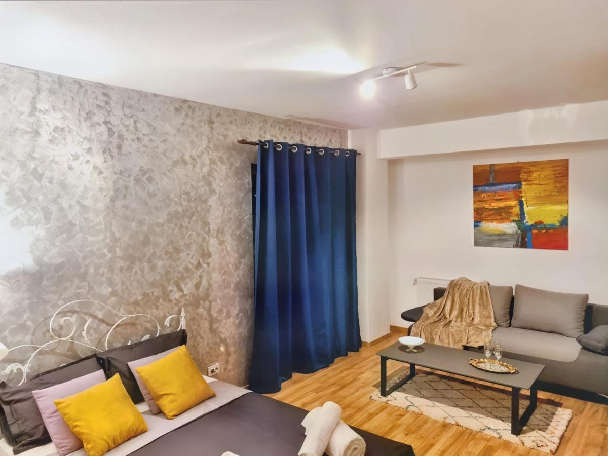Ultracentral 5* Boutique Style Apartment. Brand New. 2 Rooms. Spacious. Free Parking Apartment